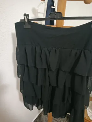 Falda negra volantes