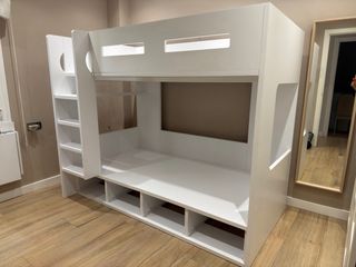Litera blanca con cajones y escaleras