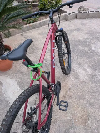 Bicicleta MTB con frenos de disco y candado