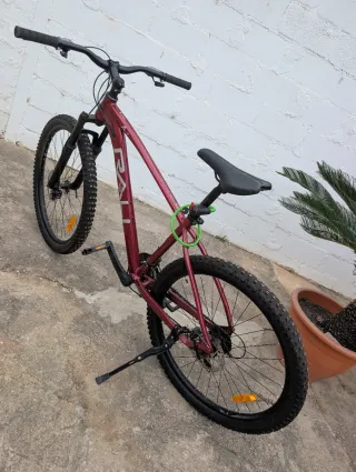 Bicicleta MTB con frenos de disco y candado