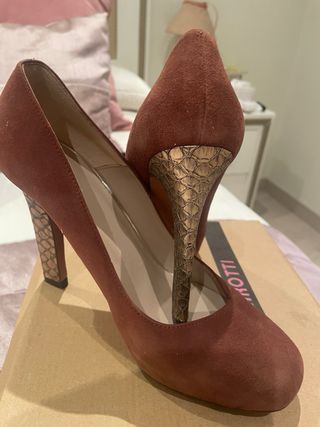 Zapatos tacón ante marrón teja y dorado