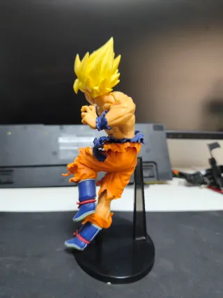 Figuras de Bardock y Son Goku.