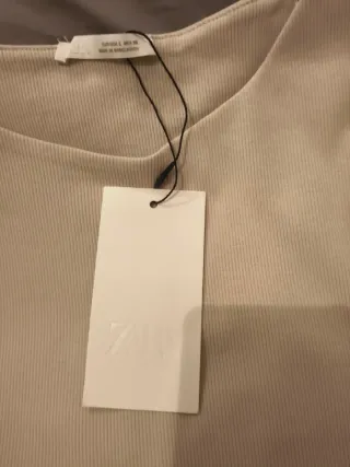 Top beige con drapeado