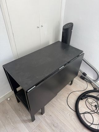 Mesa plegable negra de madera,