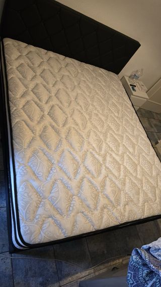 Cama Doble con Colchón - Casi Nuevo