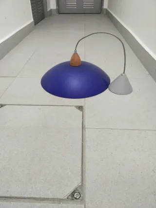 Lampada a sospensione blu e grigia