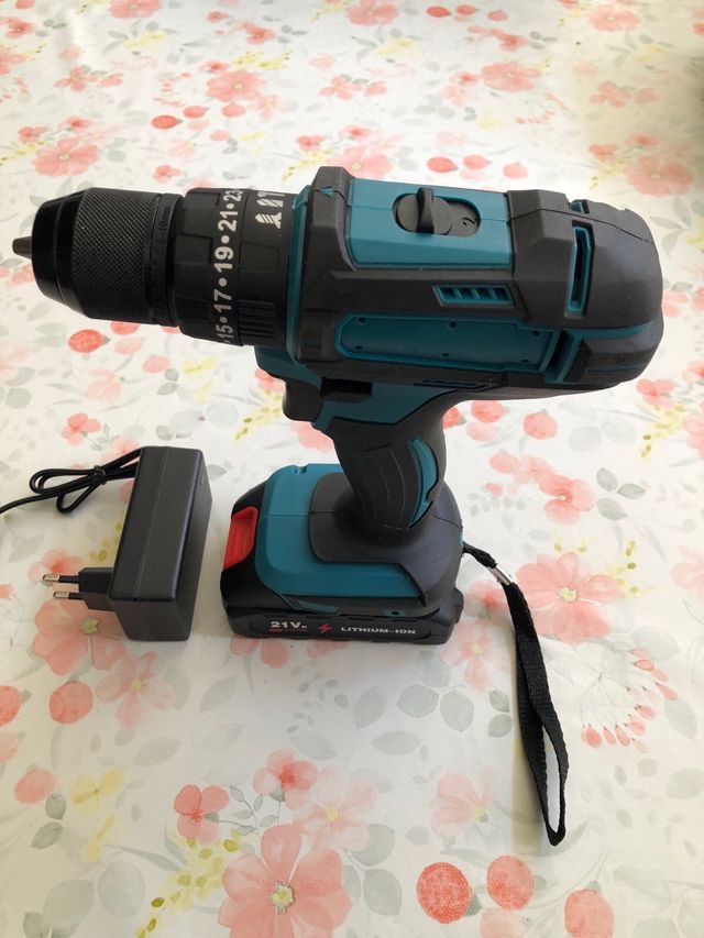 Taladro Percutor Inalámbrico con Accesorios muevos