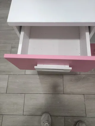 Escritorio infantil rosa y blanco