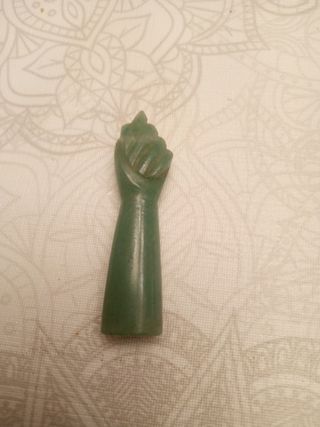Figura mano puño verde decorativa
