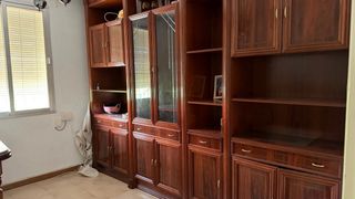 Mueble de salón de madera oscura