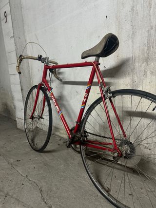 Bicicleta de carretera roja Titan BH