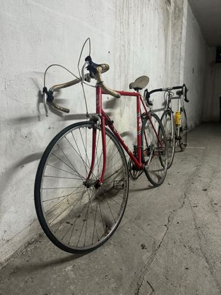 Bicicleta de carretera roja Titan BH