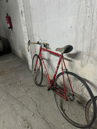 Bicicleta de carretera roja Titan BH