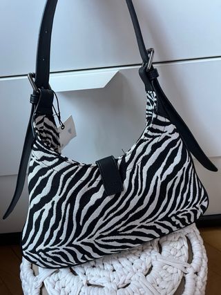 Bolso estampado cebra con etiqueta