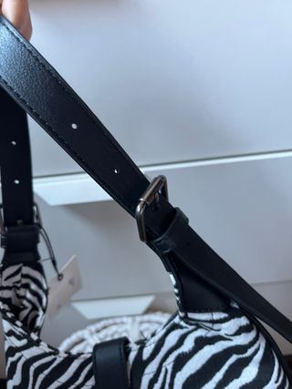 Bolso estampado cebra con etiqueta