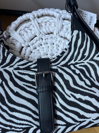 Bolso estampado cebra con etiqueta