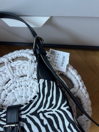 Bolso estampado cebra con etiqueta