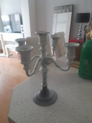 Candelabro antiguo blanco y gris