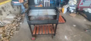 Barbacoa con ruedas y enganche para carro