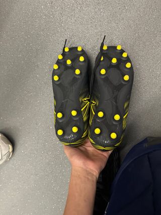 Botas de fútbol Puma negras y amarillas talla 36
