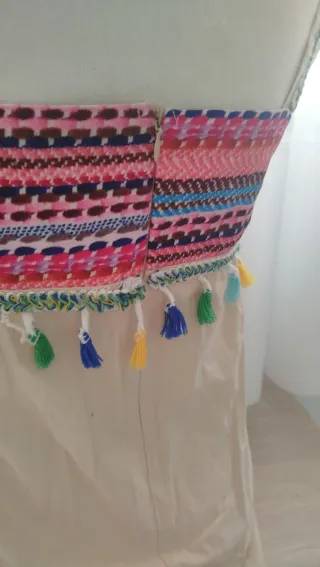 Vestido de verano beige con detalles customizados