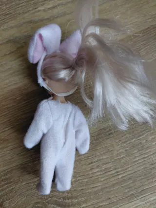 Bambola Kelly con tutina coniglietto