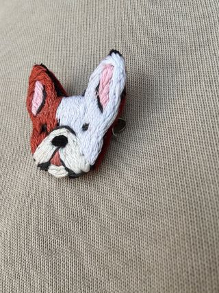 Spilla cane bulldog francese ricamata a mano