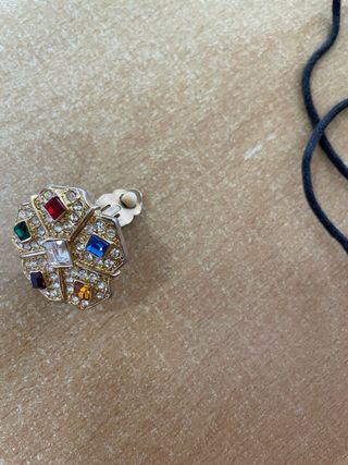 Colgante elegante dorado con piedras multicolor