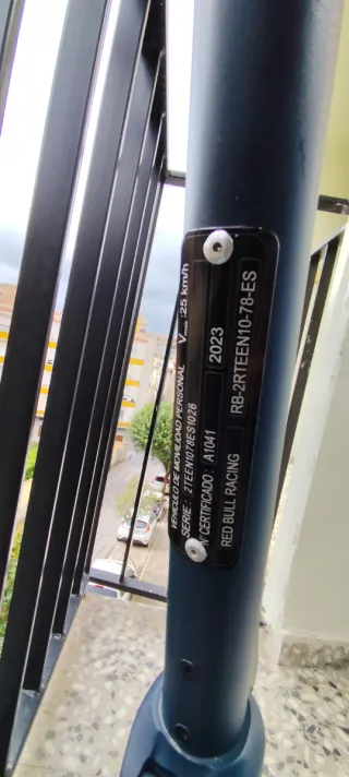 Patinete Eléctrico Red Bull