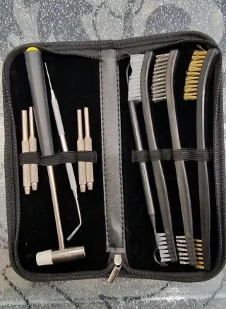 Kit pulizia con spazzole e punzone