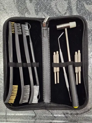 Kit pulizia con spazzole e punzone
