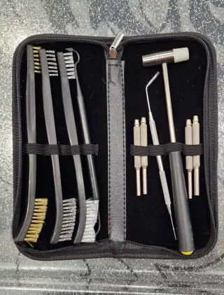 Kit pulizia con spazzole e punzone