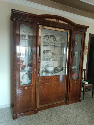 Vetrina in legno e vetro con dettagli oro