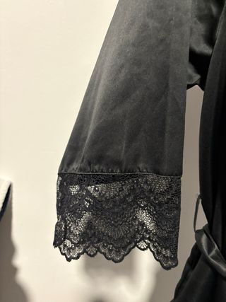 Bata lencera negra de raso con encaje