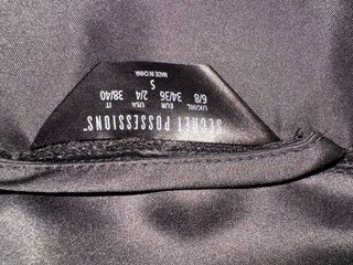 Bata lencera negra de raso con encaje