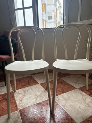 Sillas de plástico color tapioca. Nuevas sin usar