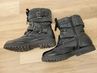 Botas de mujer negras con hebillas
