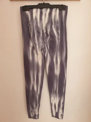 Leggings deportivos tie-dye grises y blancos