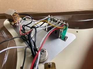 Golpeador Stratocaster HSS Blanco