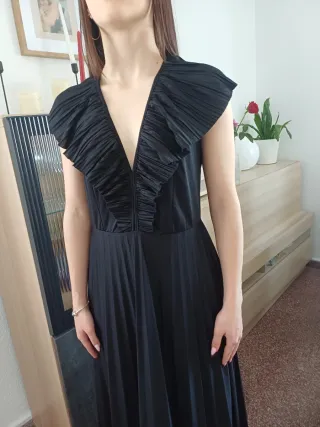 Vestido largo negro con volantes