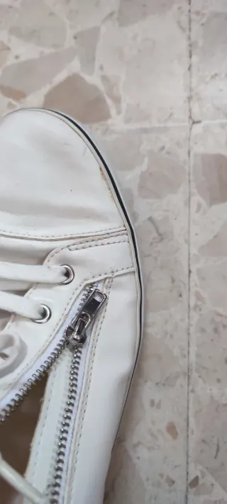 Deportivas blancas con cremallera