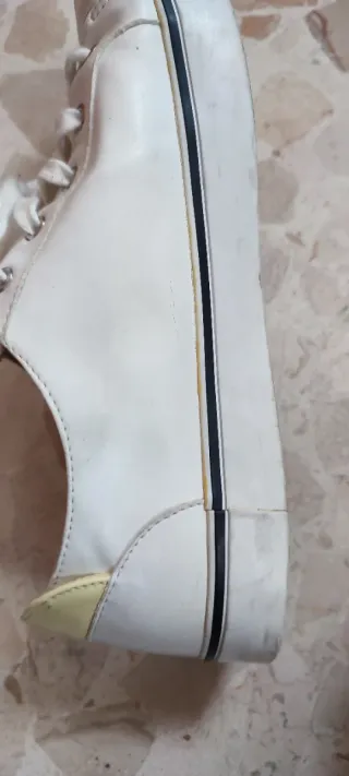 Deportivas blancas con cremallera