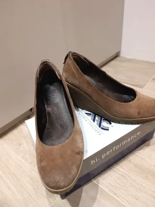 Zapato cuña ante marrón