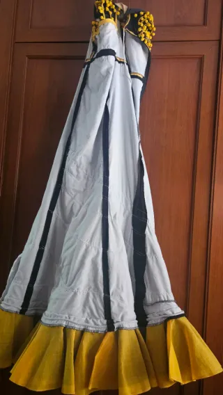 Vestido de flamenca negro y amarillo