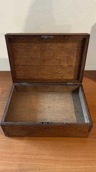 Antigua caja de madera inglesa con cajon secreto