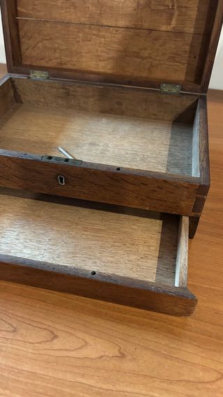 Antigua caja de madera inglesa con cajon secreto