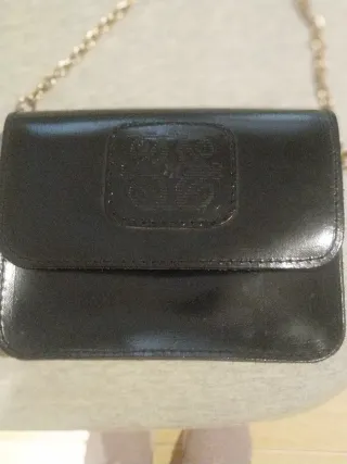 Bolso cartera negro con cadena dorada