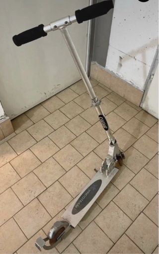 Monopattino in acciaio con cavalletto