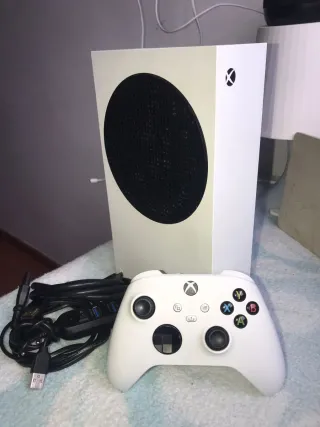 Xbox Series S Blanca + Mando y Cables
