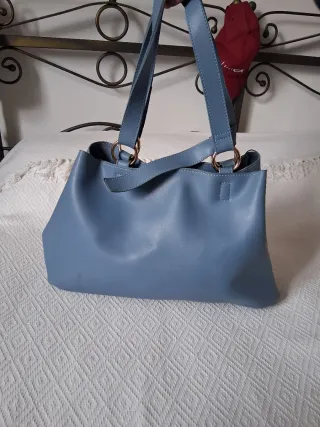 Borsetta blu con dettaglio dorato